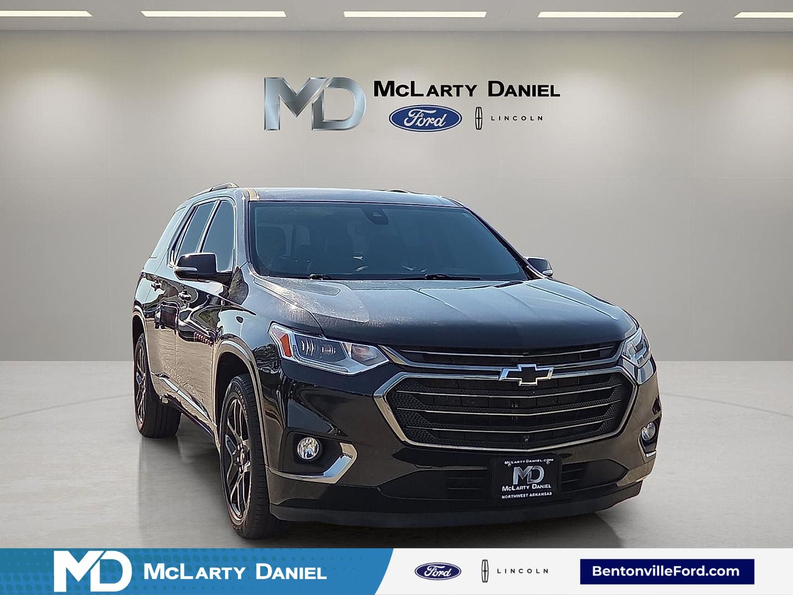 2020 Chevrolet Traverse Premier in Mosaic Black Metallic — front three-quarter view