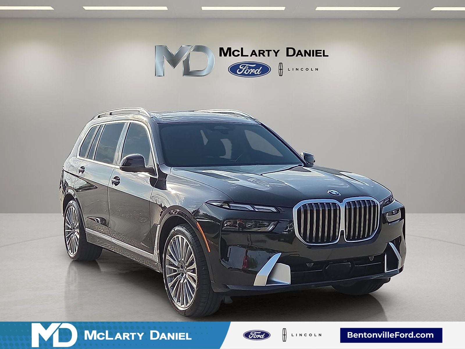 2026 BMW X7 xDrive40i in Black Sapphire Metallic — front three-quarter view